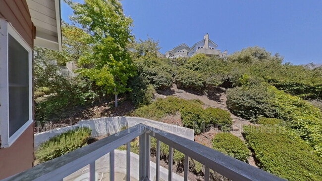 Building Photo - 2570 Lillie Ave