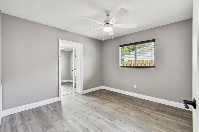 Building Photo - 528 Manor Dr