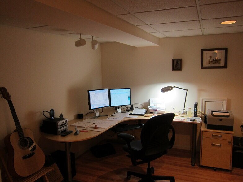 Building Photo - 10 Treetop Park