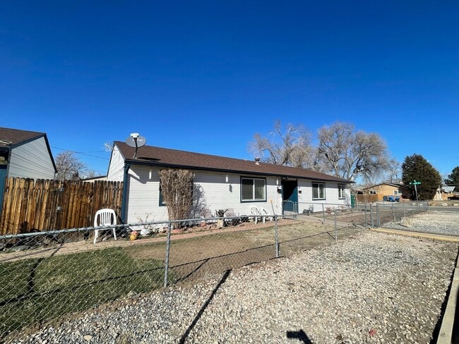 Building Photo - Available now!  Freshly updated paired home