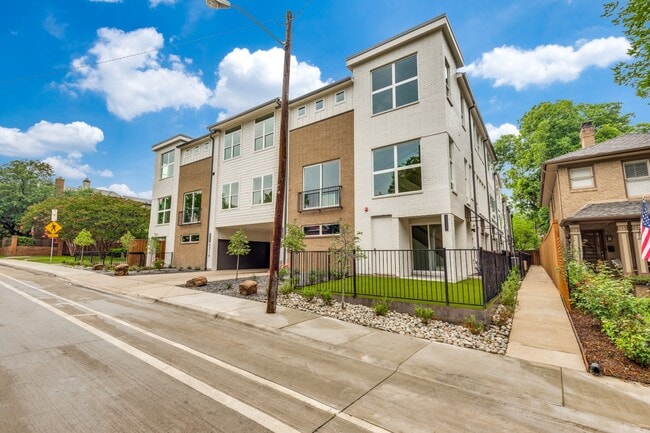 Building Photo - Tucked away Lakewood Gem, 2 story townhome, Walkable area!