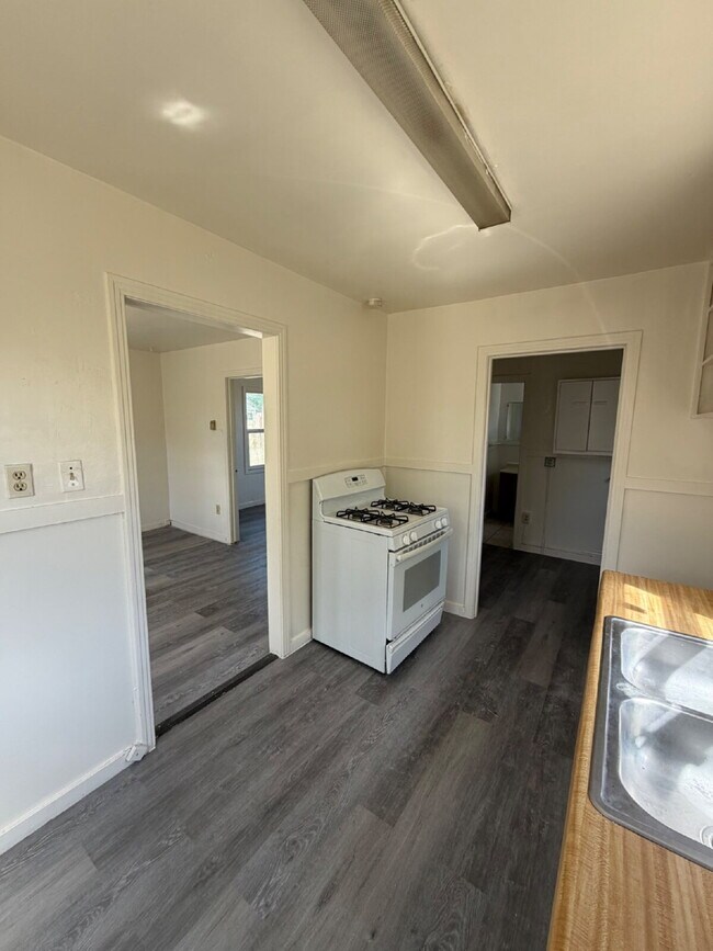 Building Photo - Charming 1-Bedroom cottage