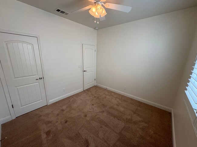 Building Photo - 3 Bedroom Home located NW Visalia!