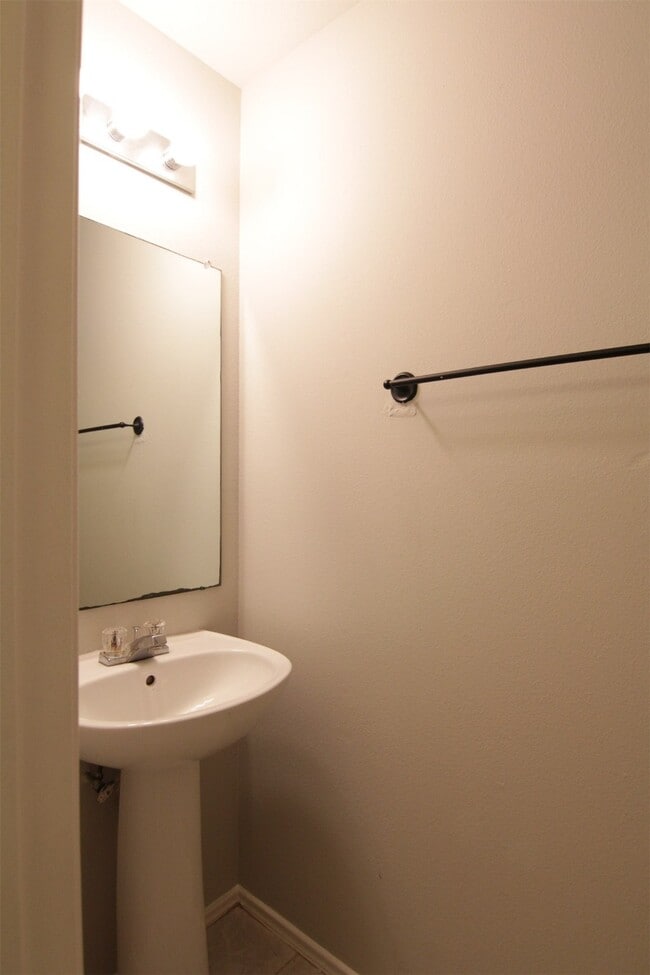 Building Photo - 8230 Golf Green Cir