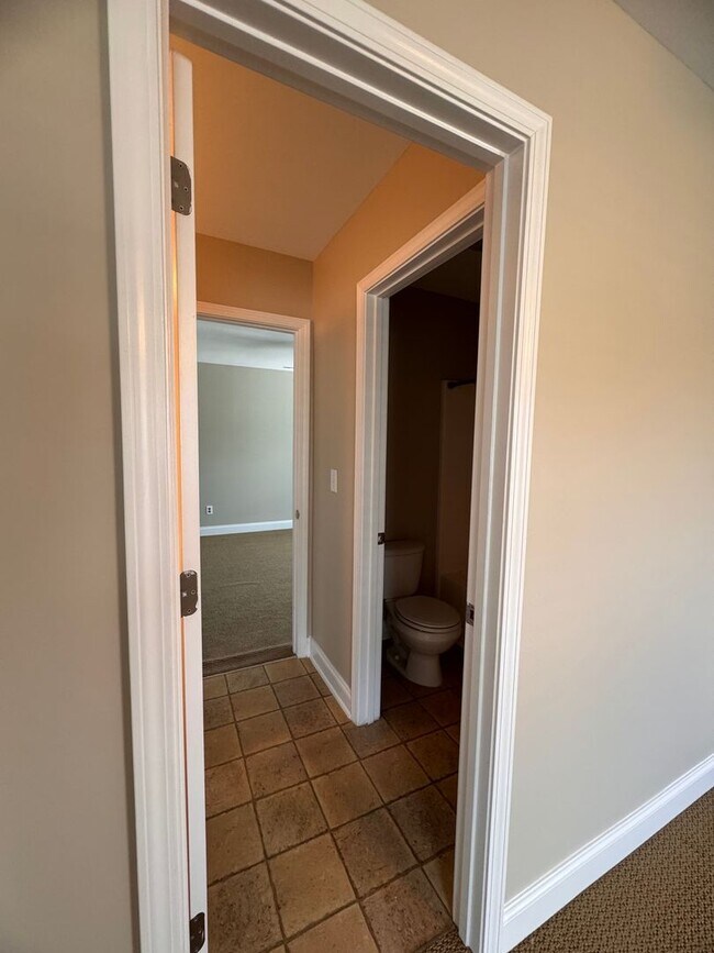 Building Photo - Stunning 5 Bedroom 4 Bath Home with 3 Car ...