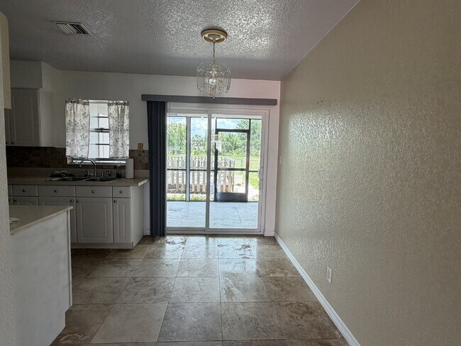 Building Photo - "Charming 2-Bedroom Duplex Retreat in Venice East!"