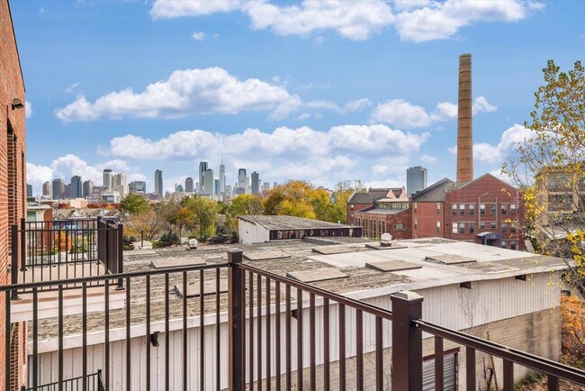 Building Photo - 667-665 Grand St