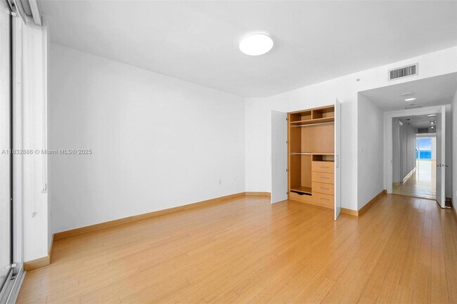 Building Photo - 20201 E Country Club Dr
