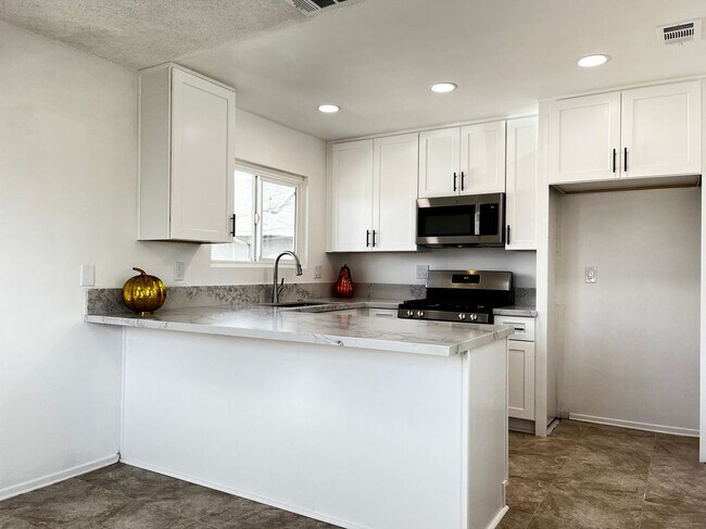 Building Photo - 7631 Amazon Dr