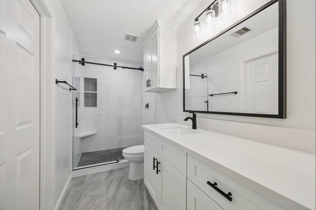 Building Photo - 609 W 20th St