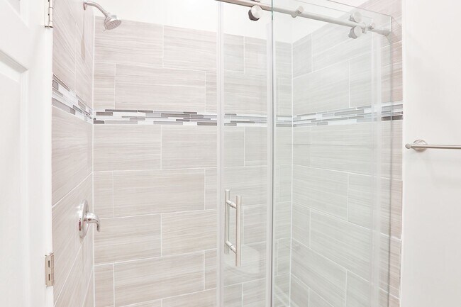 Building Photo - Gorgeous 1Bed in Logan Square! Condo Quality! In-Unit Laundry! Central Air! Stainless Steel!