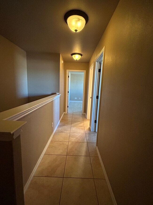 Building Photo - Townhome is the Eastside