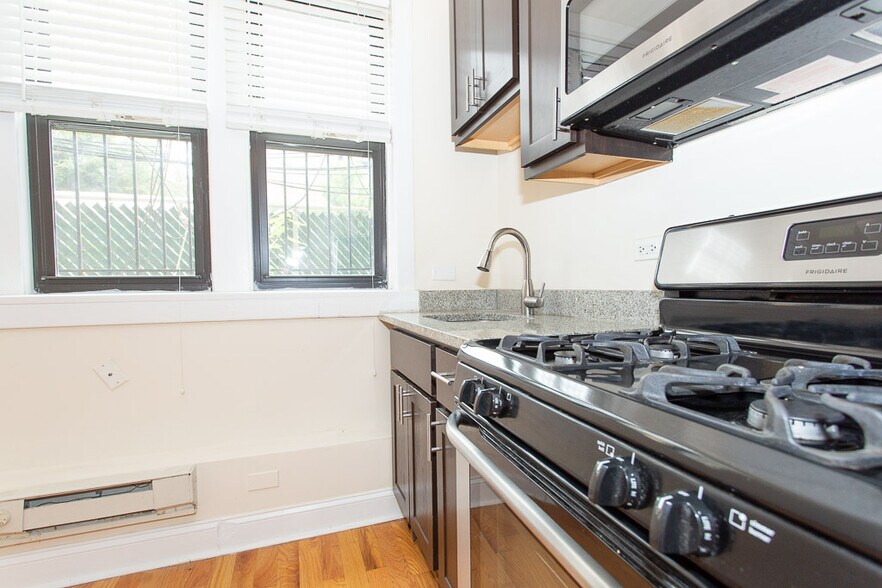 Building Photo - 4735 N Hermitage Ave