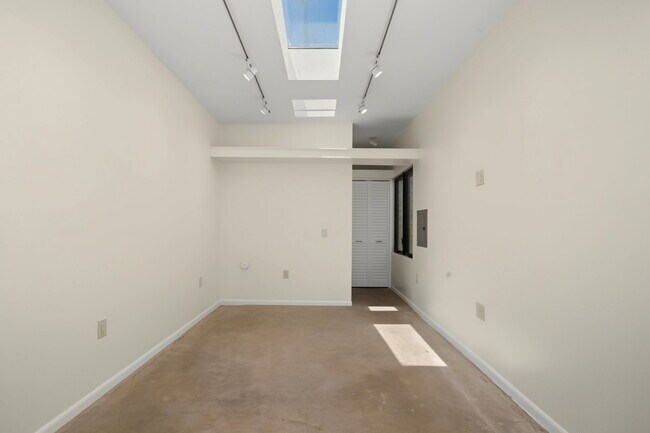Building Photo - 9001 Rosewood Ave