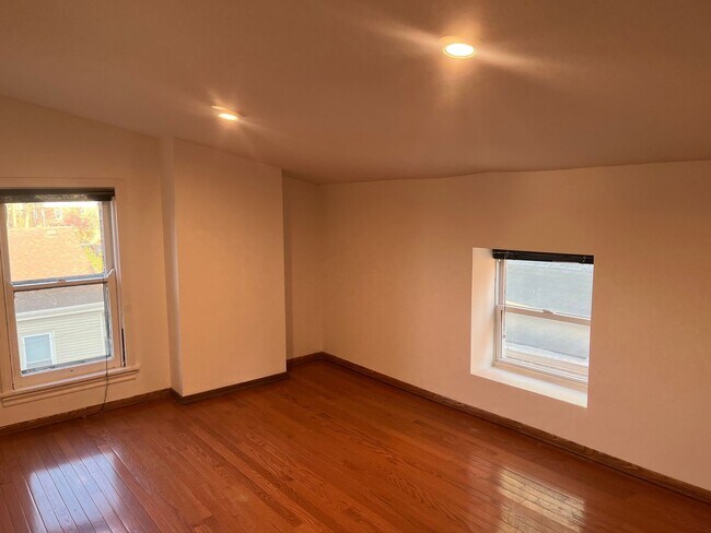 Building Photo - 2219 Scott St