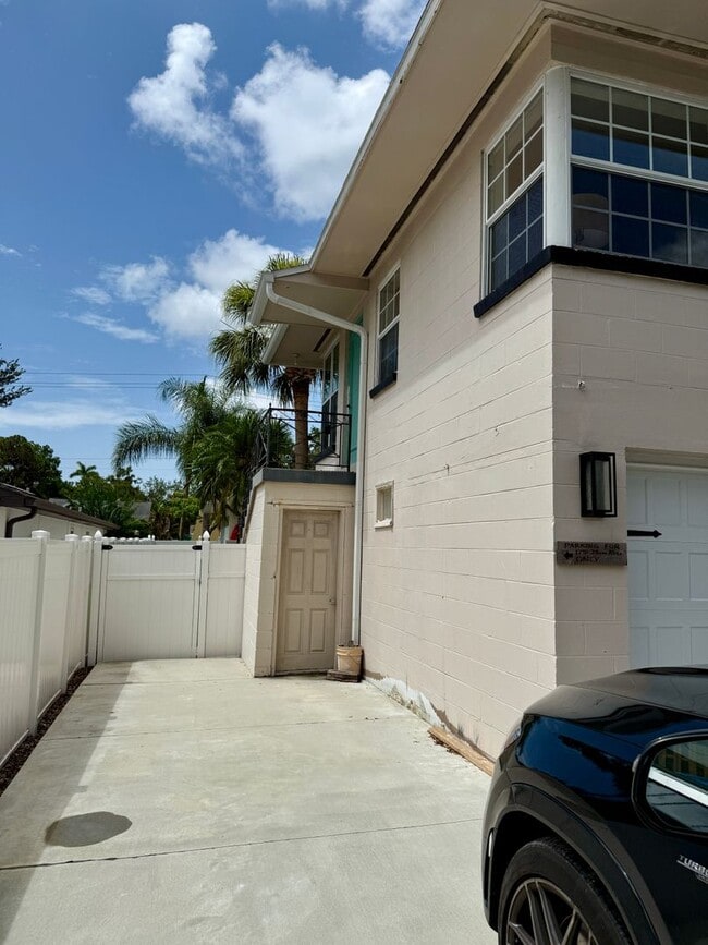 Building Photo - Adorable OLD NE garage 1/1 apartment - FUL...
