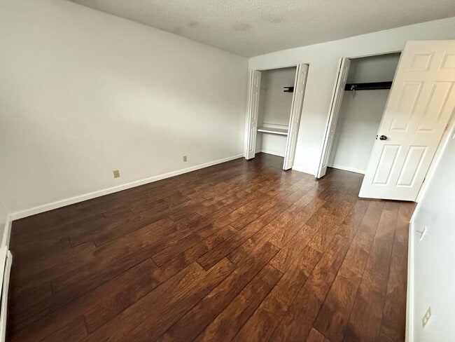 Building Photo - 2 Bed/1 Bath SE Bend Condo with Single Car Garage