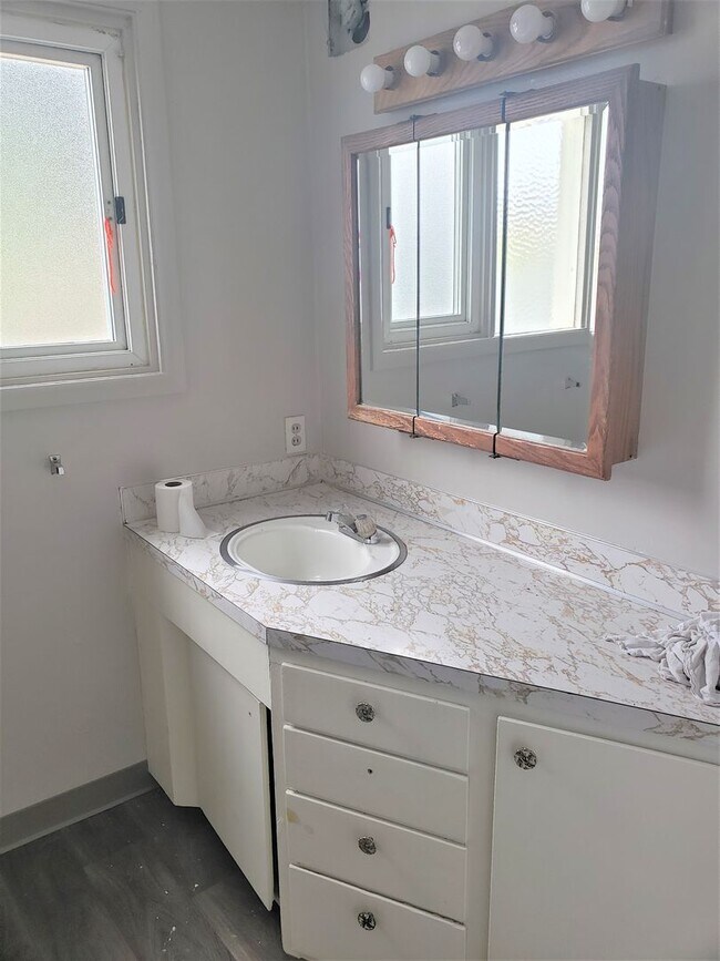 Building Photo - Charming Four Bedroom Home Located Near Cornwall Park.