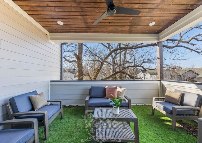 Building Photo - 2027 Rosemary Ln