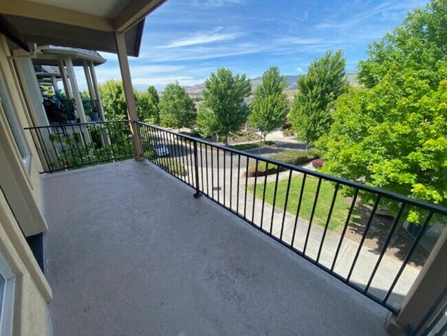 Building Photo - 528 W Nevada St