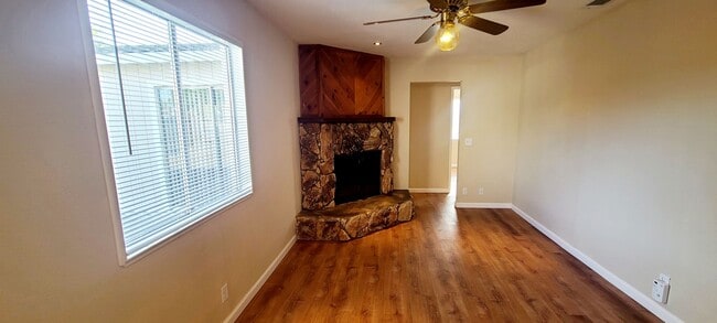 Building Photo - Adorable Single Story home with 3 bedroom and 2 bath