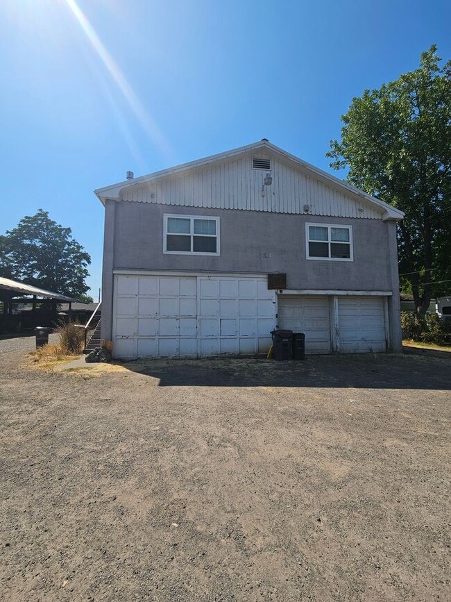 Building Photo - 831 Niantic St