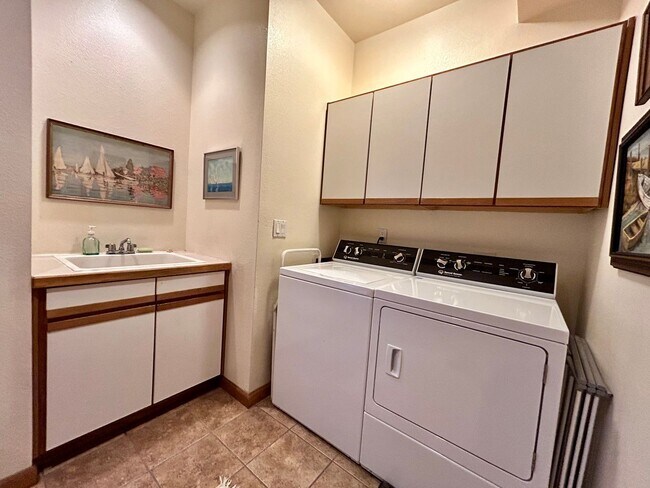Building Photo - Spacious Garden-level Condo with Kitchenet...