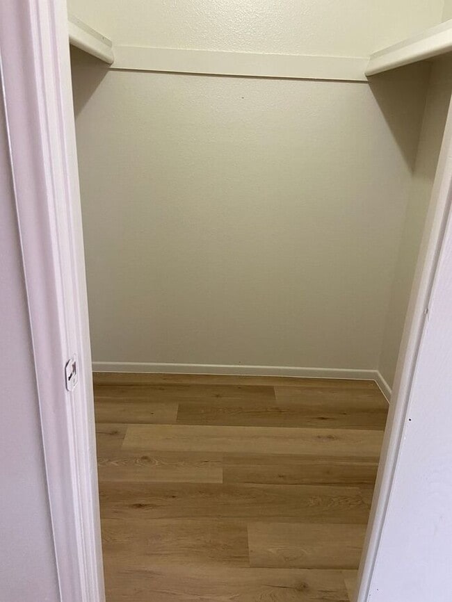 Building Photo - Bright 1 bed with front patio