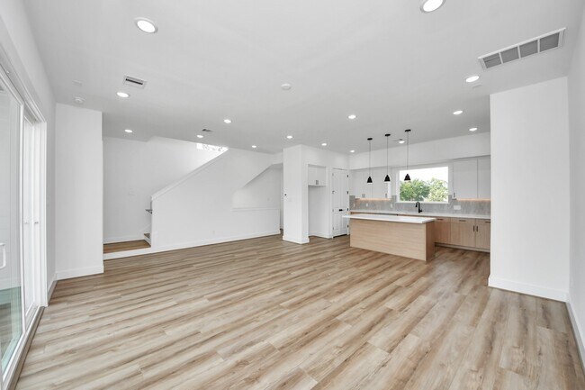 Building Photo - 6949 Foster St