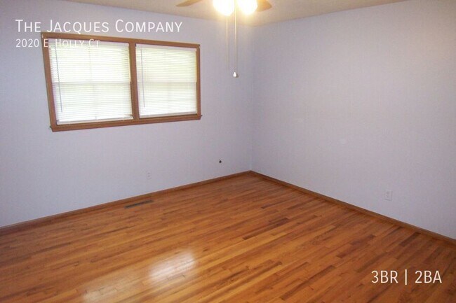 Building Photo - 2020 E Holly Ct