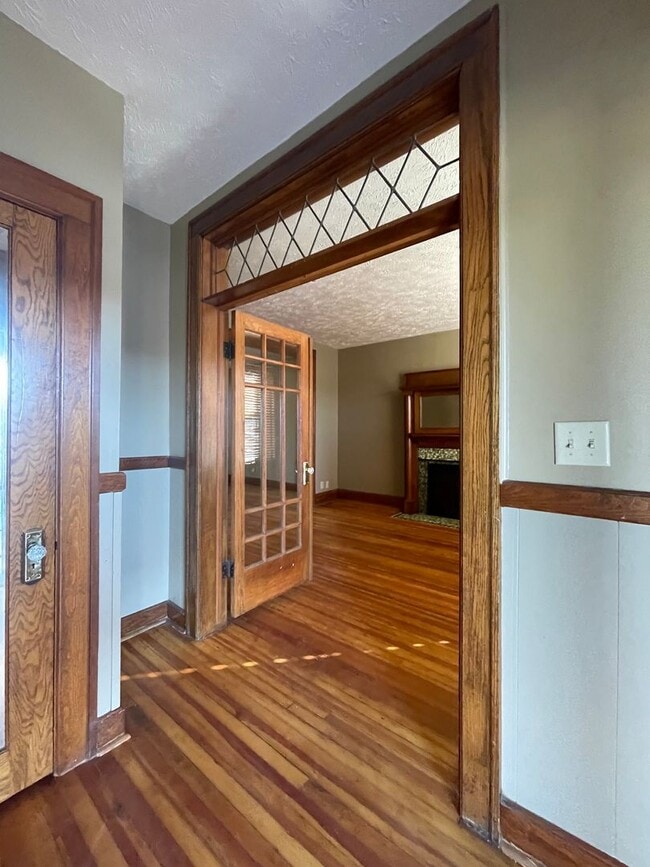 Building Photo - Spacious 2 Bedroom Townhouse!