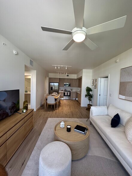 Building Photo - 405 W 69th Pl