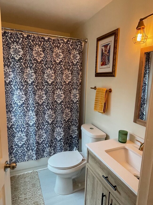 Building Photo - Cute Bungalow, Less Than Half Mile From We...
