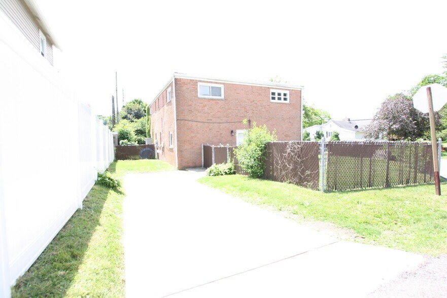 Building Photo - 709 Coulter St