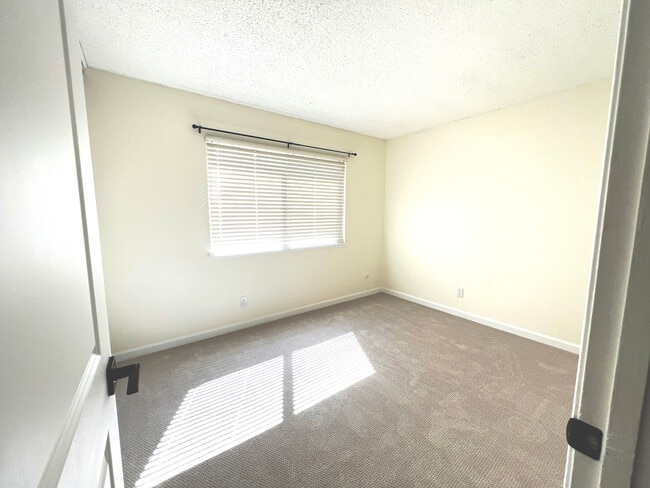 Building Photo - 2452 W Bayshore Rd