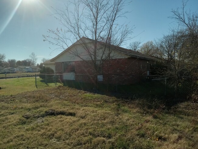 Building Photo - 723 Acorn Dr