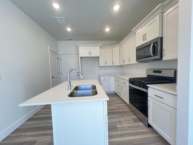 Building Photo - 3 Bed/2.5 Bath Townhome in Salem!