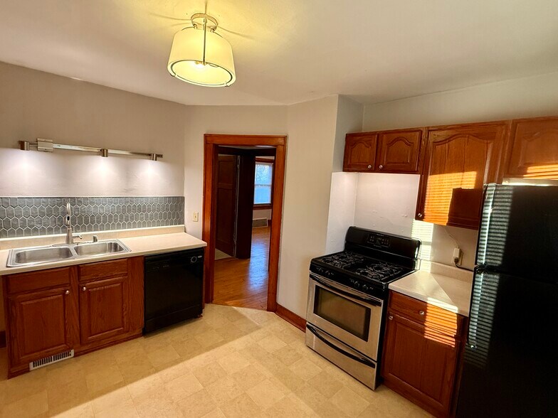 Building Photo - 541 N 62nd St