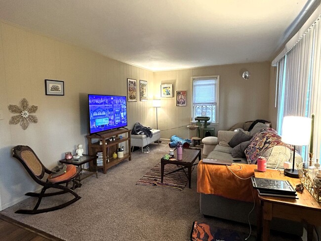 Building Photo - Charming Ranch Right Off W King Street!