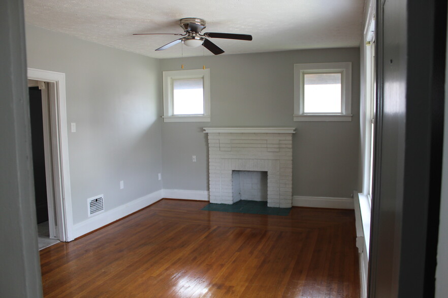 Building Photo - 7332 Maple Ave