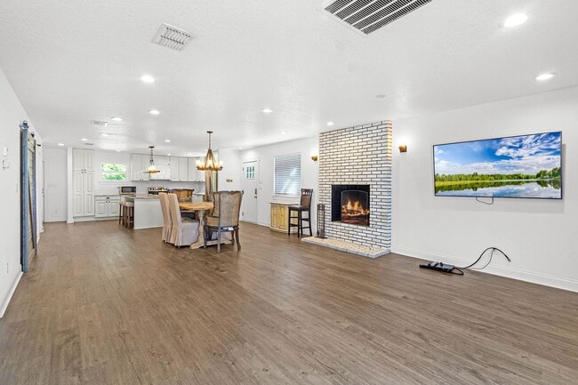 Building Photo - New Rental!