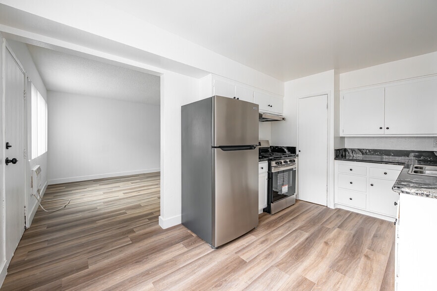 2BR, 1.5BA - 900SF - Kitchen/Dining Room - 1425 Stoneridge Ontario