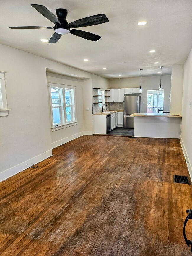 Building Photo - ALL PROSPECTIVE TENANTS MUST SUBMIT A $58 ...