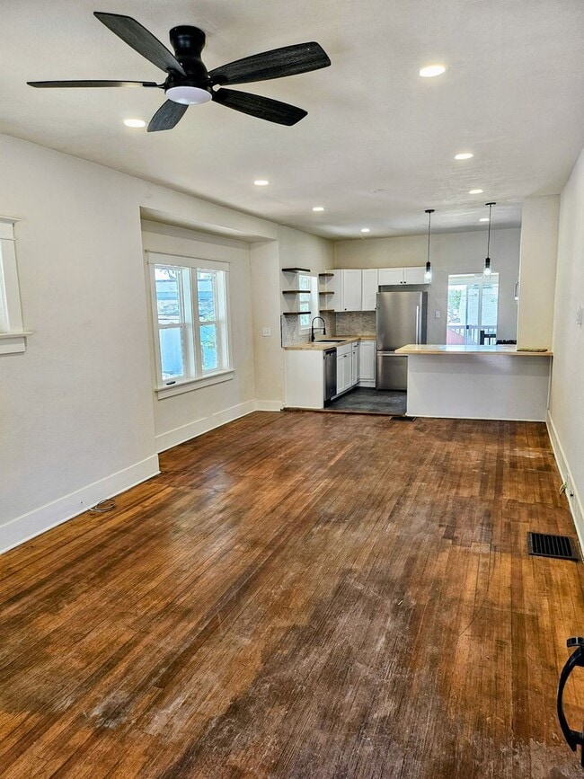 Building Photo - ALL PROSPECTIVE TENANTS MUST SUBMIT A $58 NON-REFUNDABLE APPLICATION FEE PER APPLICANT ONLINE AND...