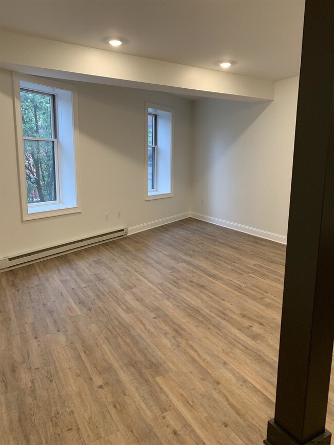 Building Photo - 68 Putnam St