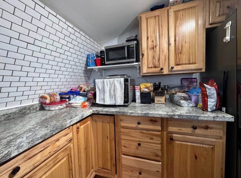 Building Photo - 18 Old Hollis Rd