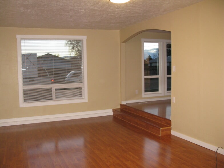 Building Photo - 305 S 5th St W