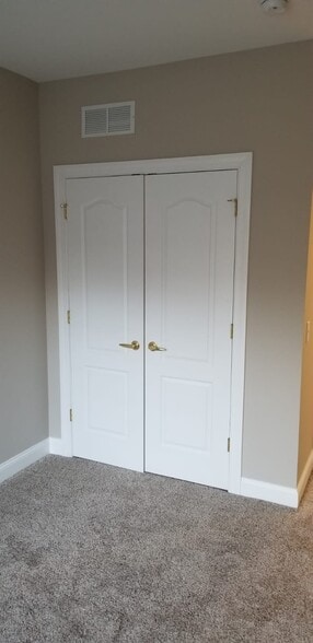 Building Photo - 2000 Fountainview Cir