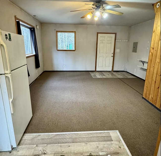 Building Photo - Private Home That's Still Close to the Amenities You Need!