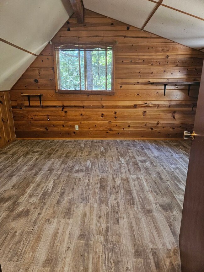 Building Photo - Charming mountain retreat nestled on Hekek...